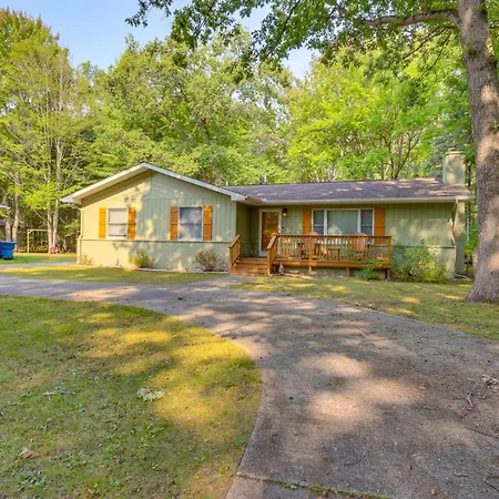 Houghton Lake Cottage Escape With Patio!